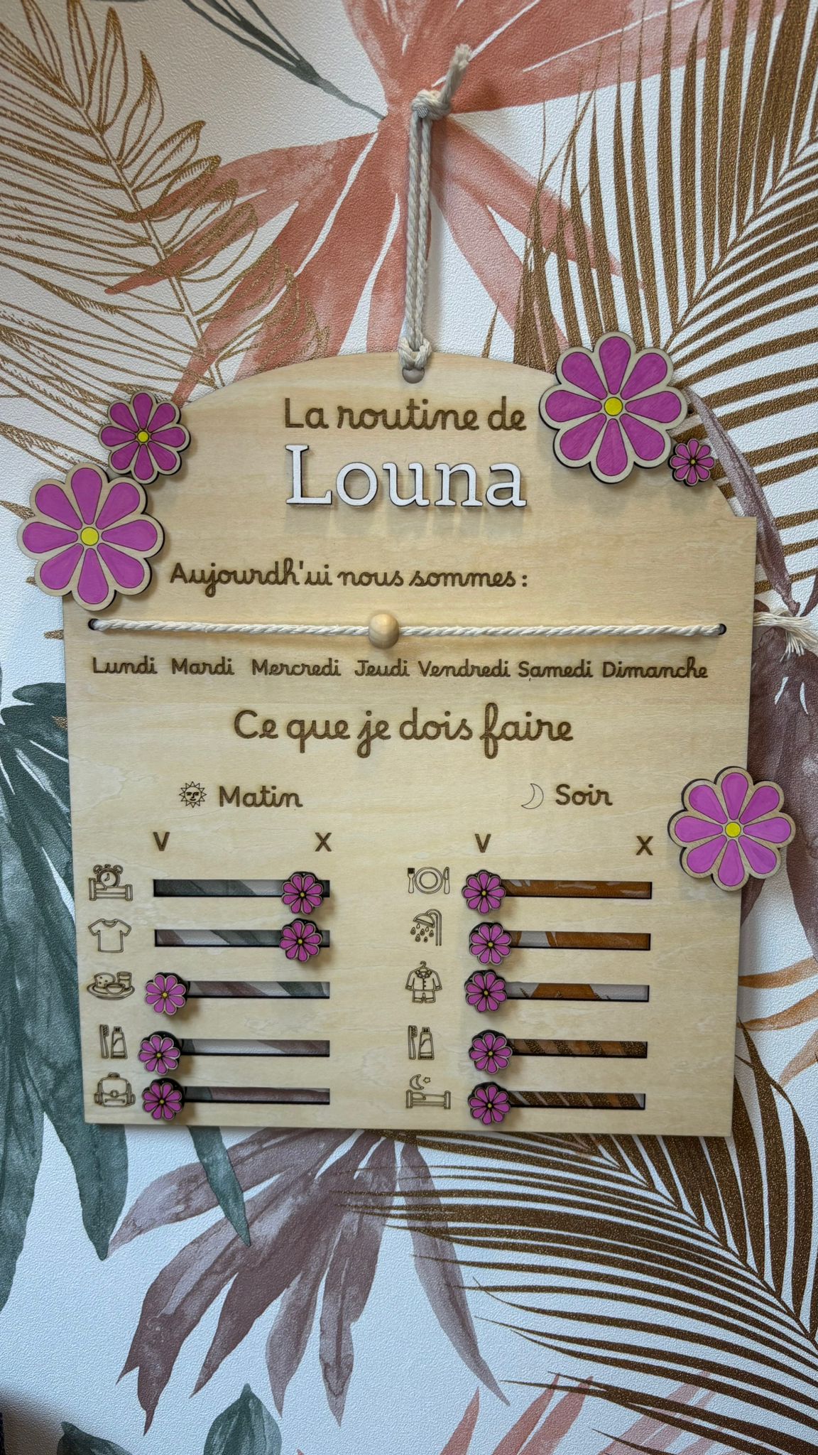Tableau de routine Fleurs – Prénom découpé en bois