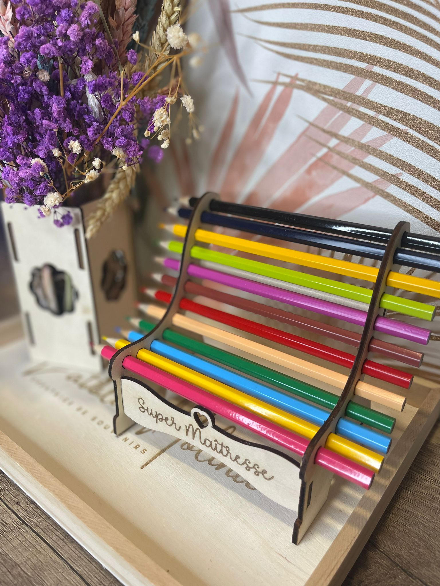 Banc porte-crayons personnalisé en bois