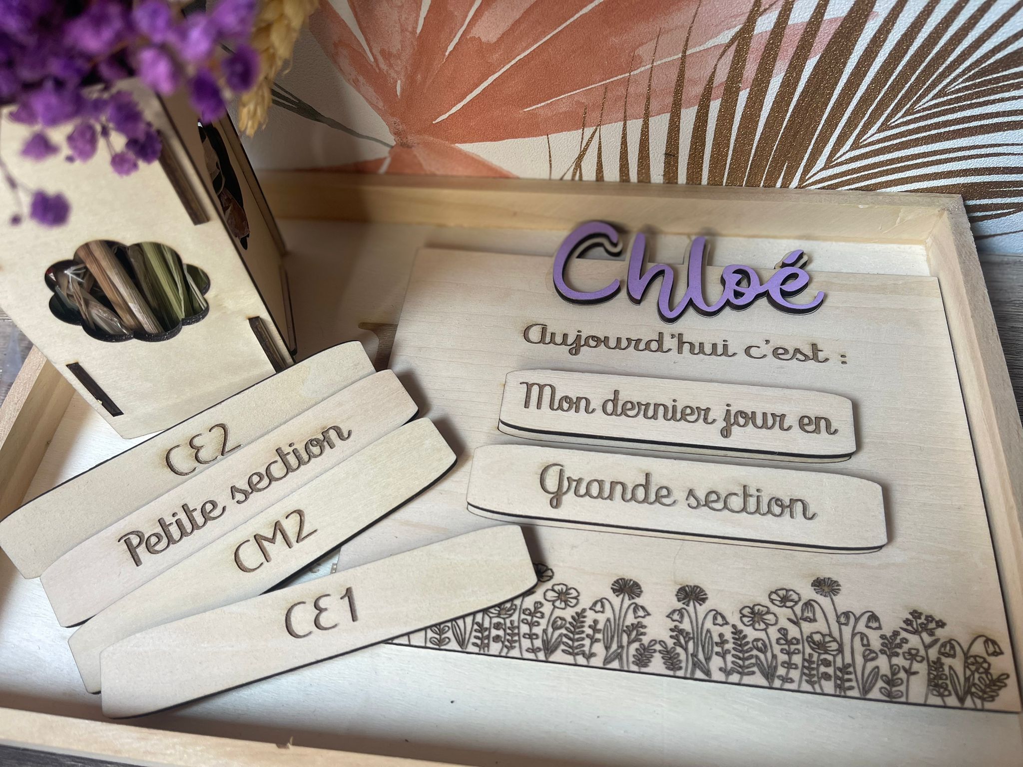 Tableau ardoise scolaire personnalisé en bois – Prénom + plaquettes classes