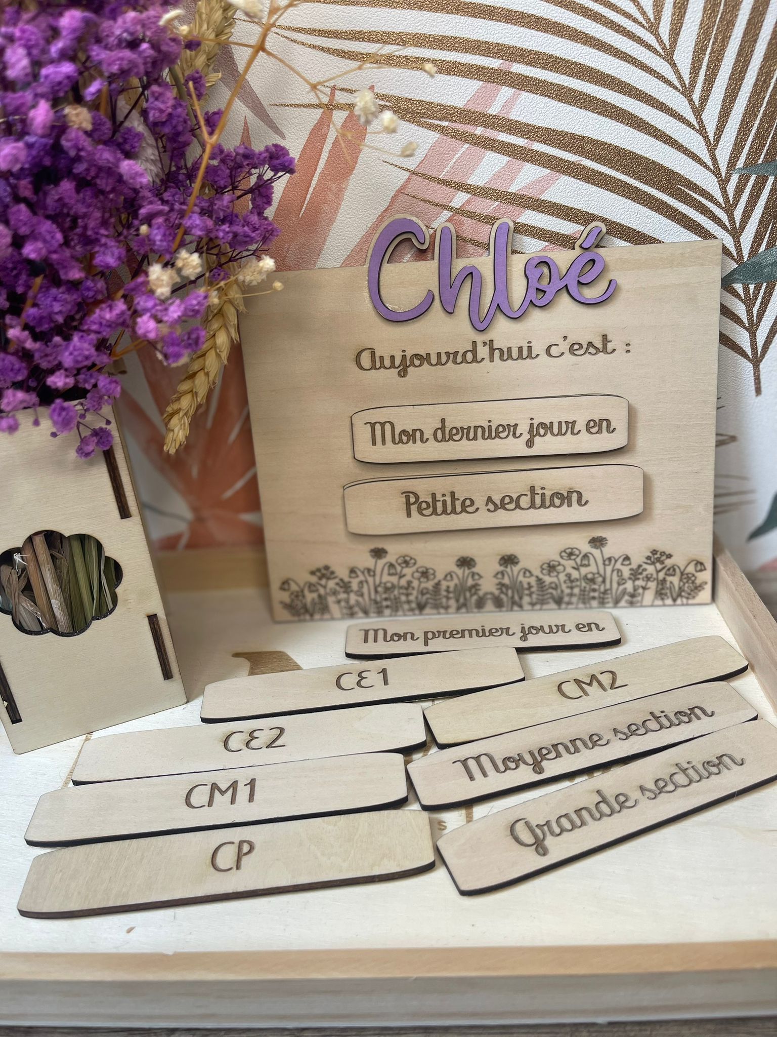 Tableau ardoise scolaire personnalisé en bois – Prénom + plaquettes classes