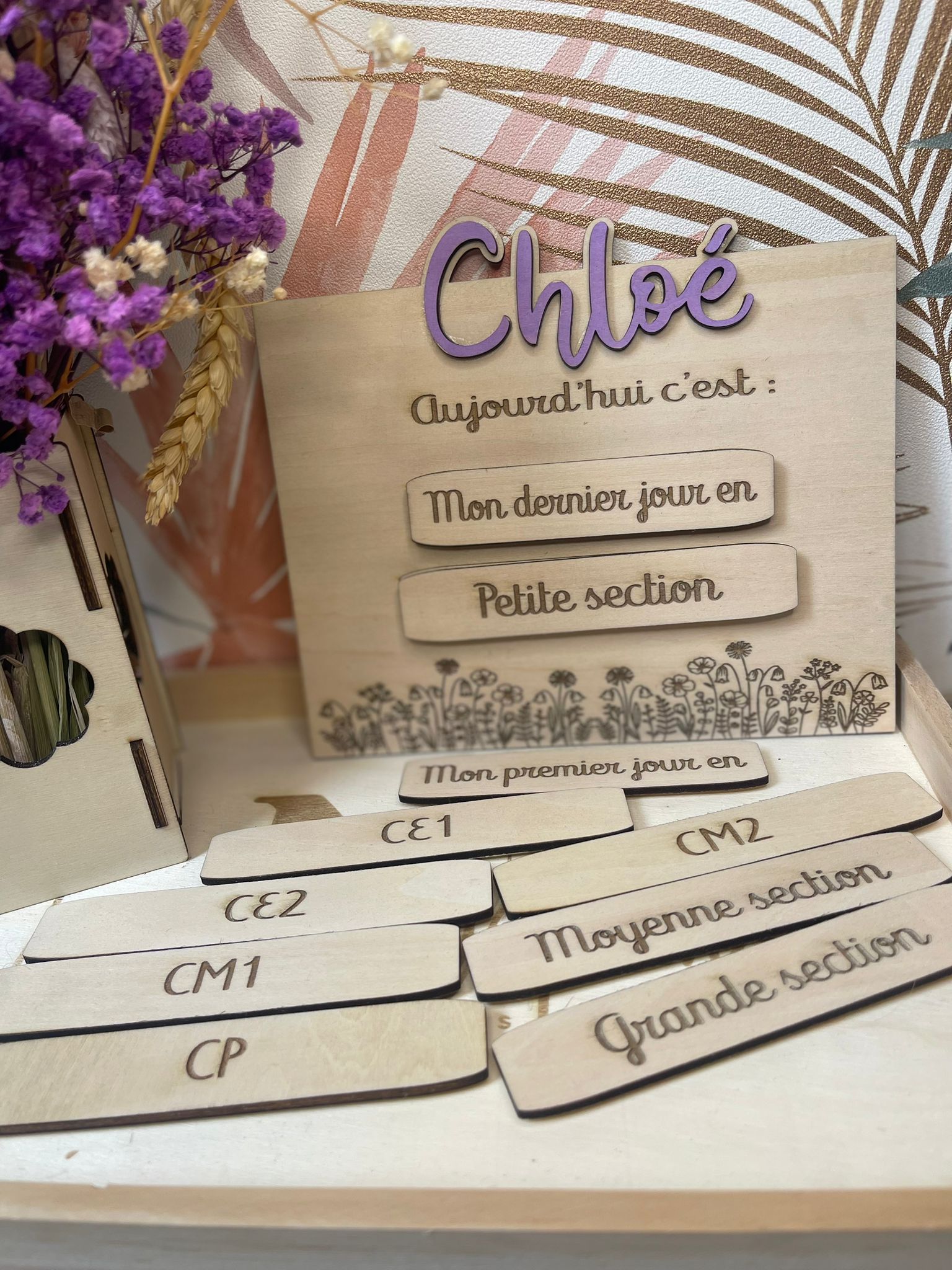 Tableau ardoise scolaire personnalisé en bois – Prénom + plaquettes classes