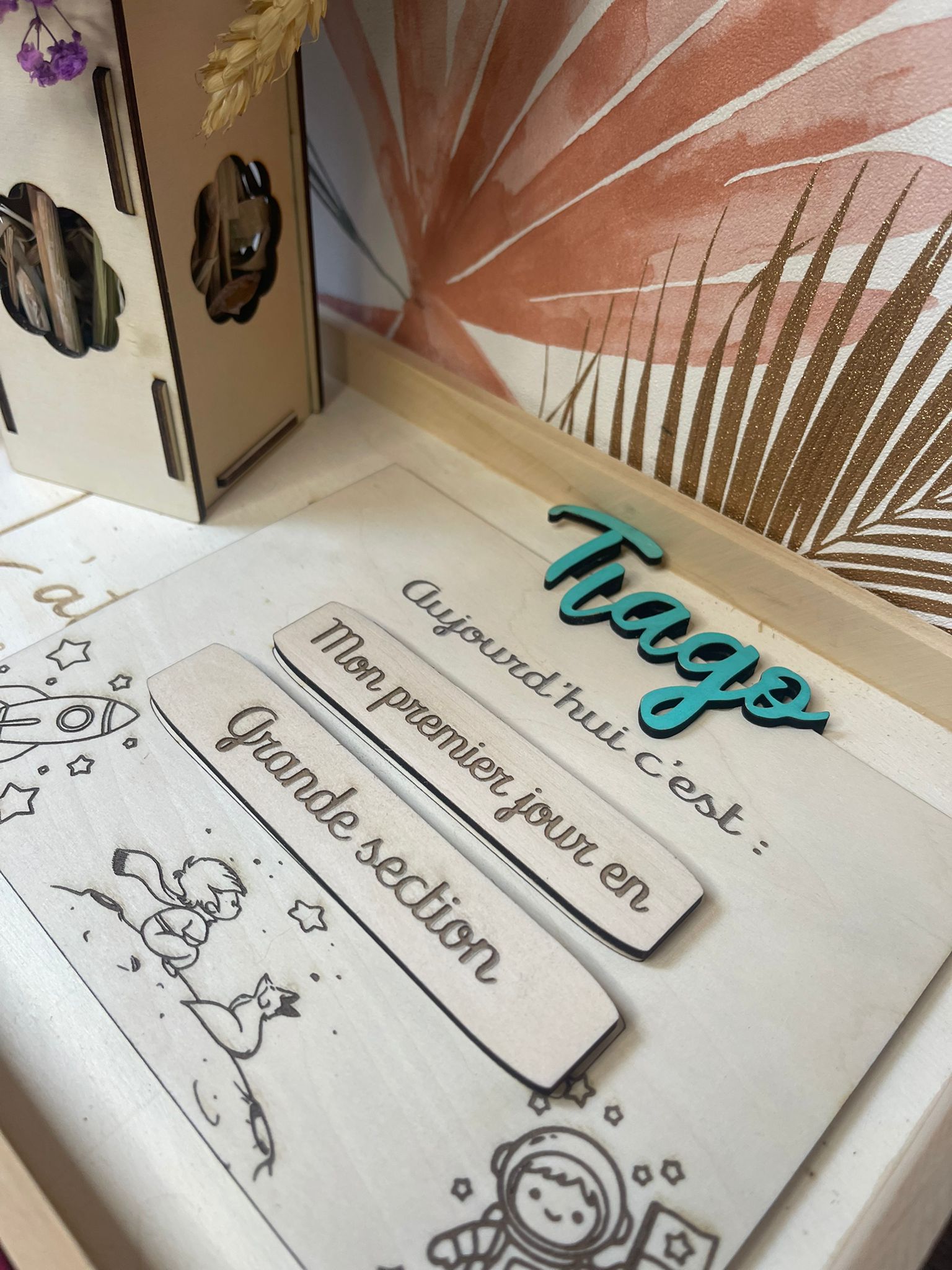 Tableau ardoise scolaire personnalisé en bois – Prénom + plaquettes classes