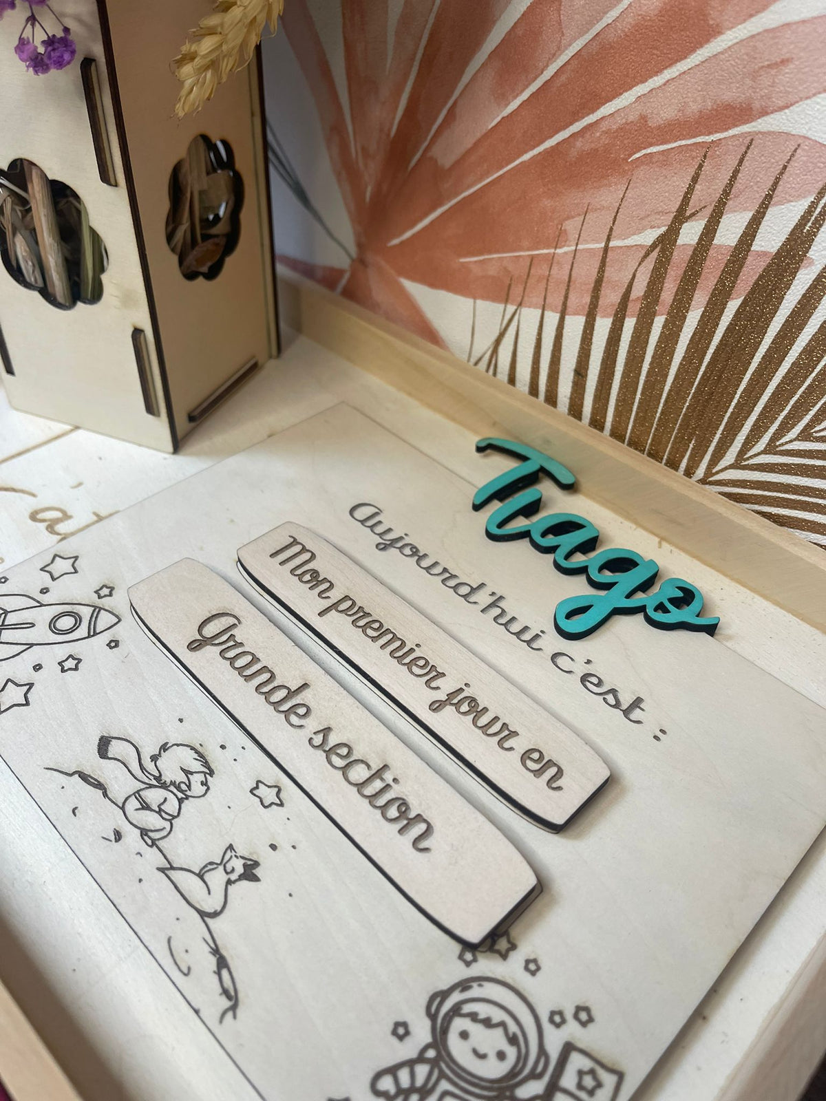 Tableau ardoise scolaire personnalisé en bois – Prénom gravé et plaquettes classes