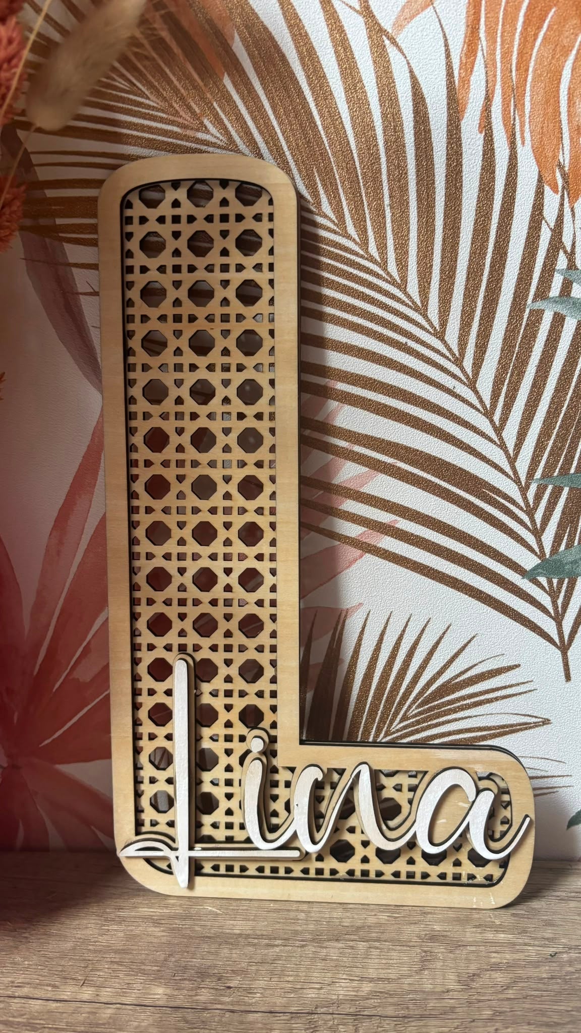 Lettre décorative en bois rotin personnalisée avec prénom gravé – hauteur 29 cm